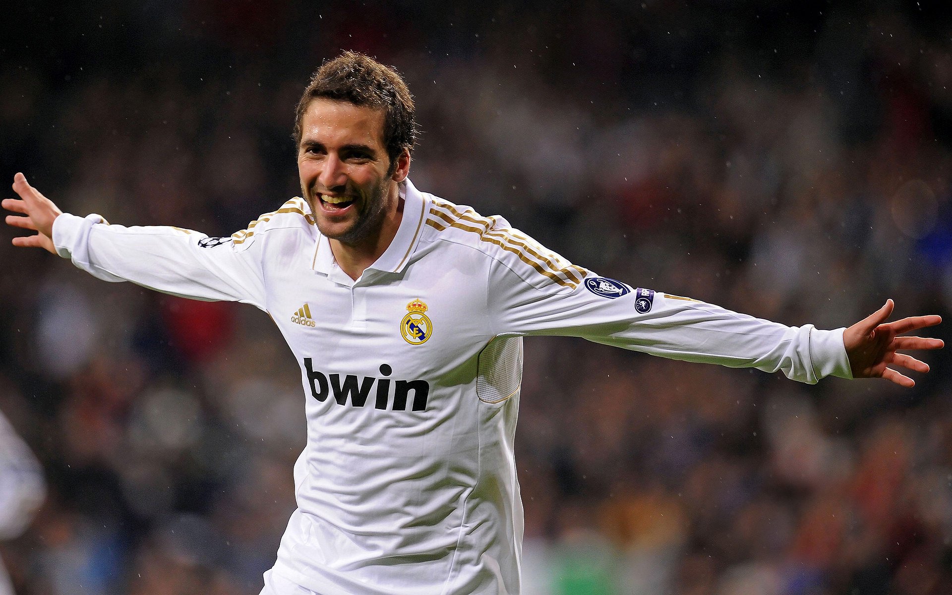 “全民足球运动推广持续升温，青少年踢球热潮涌动”，青少年足球运动蔚然成风